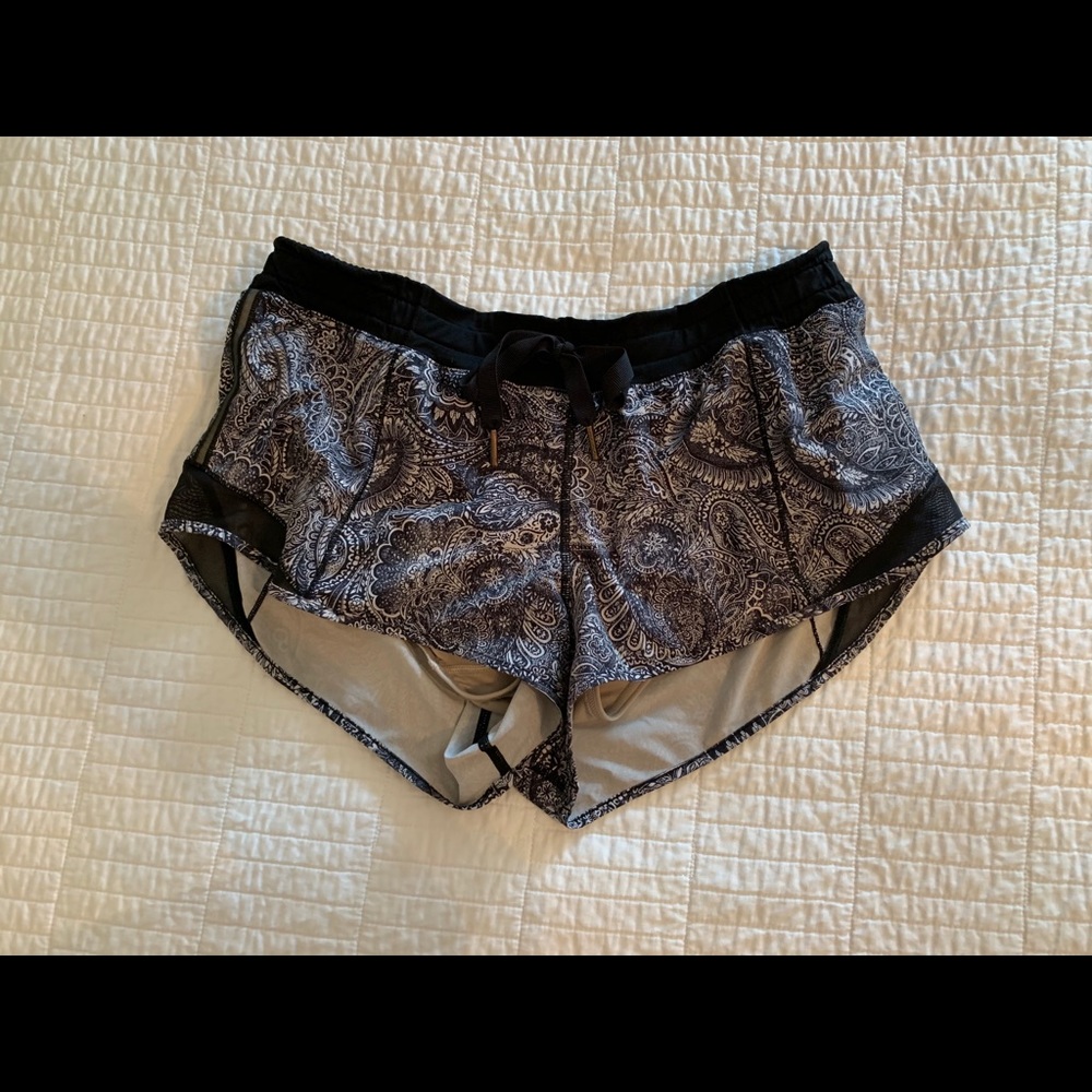 Lululemon 2.5 hotty hot short